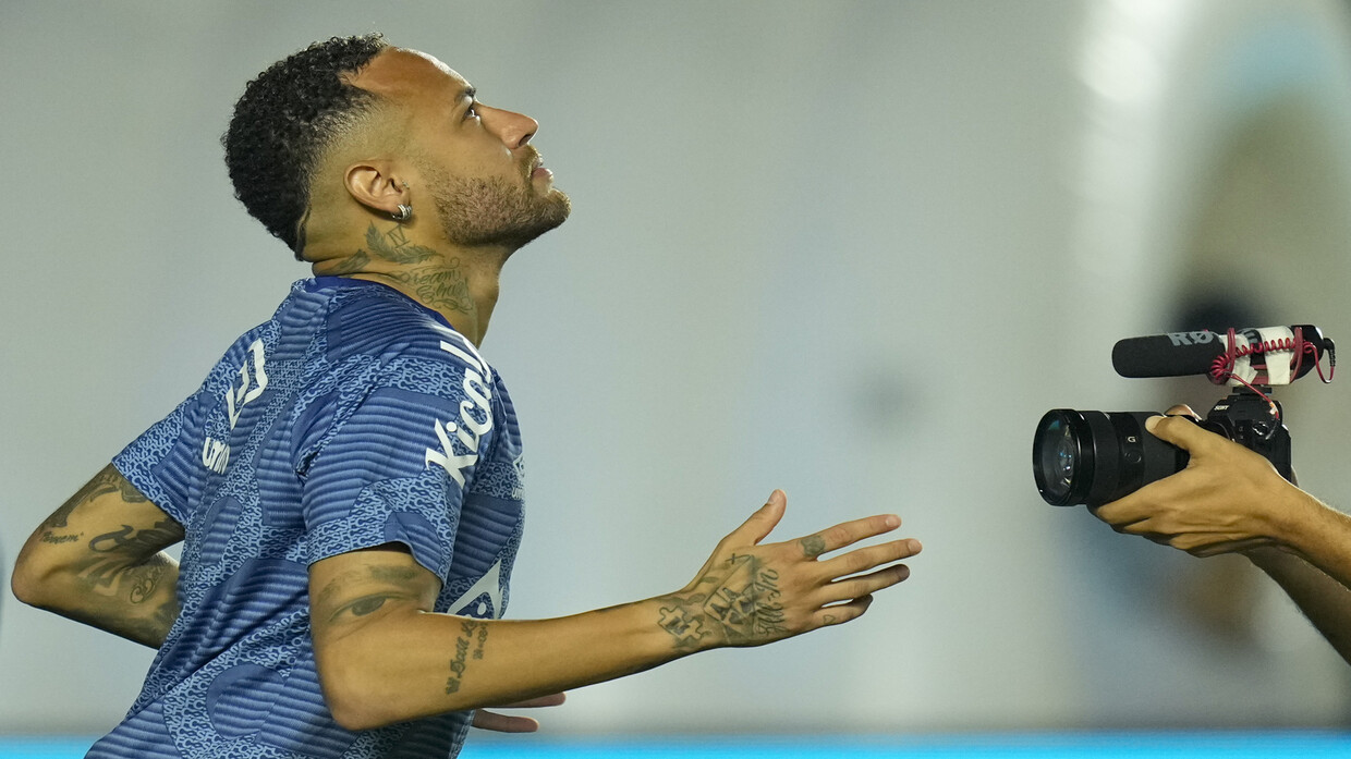 Neymar attacks Al-Hilal coach after returning to Santos